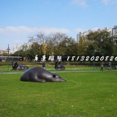 臥著的牛銅雕，公園群牛雕塑