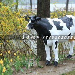 奶牛雕塑，公園玻璃鋼仿真奶牛雕塑