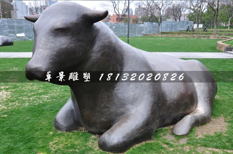 臥著的牛銅雕，公園抽象動(dòng)物雕塑