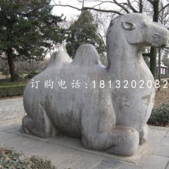 臥著的駱駝雕塑，公園動物石雕