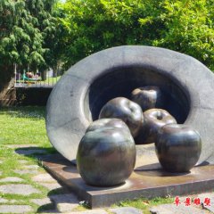 帽子里的蘋果銅雕，公園創(chuàng)意銅雕